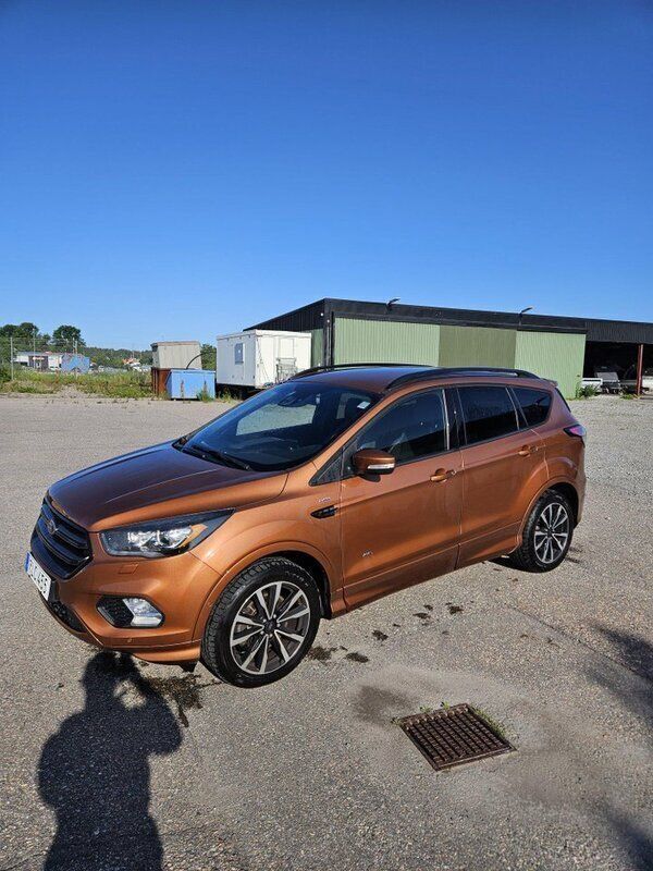 Brun Begagnad 2017 Ford Kuga ST-Line SUV | 180 000 kr (Marknadspris) - Bild 1/4