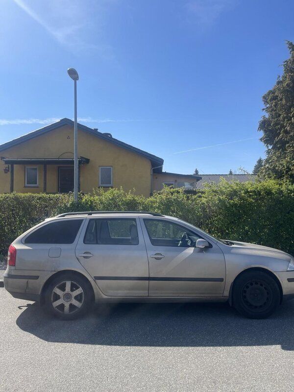Brun Begagnad 2005 Skoda Octavia Kombi | 35 000 kr (Marknadspris) - Bild 1/4