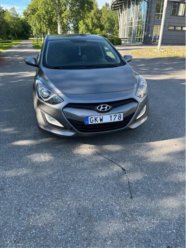 Grå Begagnad 2013 Hyundai i30 Select Halvkombi | 63 000 kr (Marknadspris) - Bild 1/4