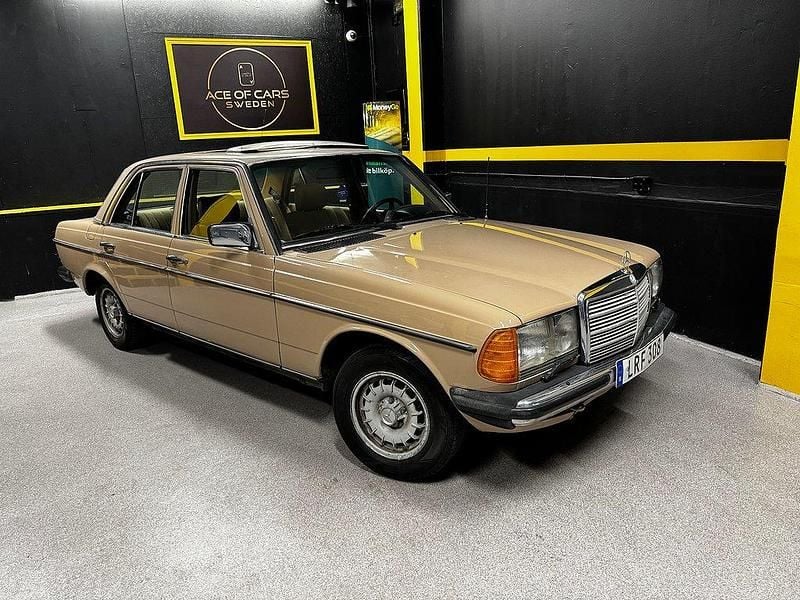 Gul Begagnad 1983 Mercedes 200 Sedan | 87 990 kr - Bild 1/4