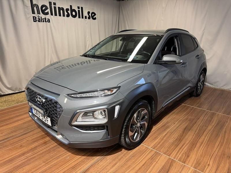 Grå Begagnad 2020 Hyundai Kona Premium SUV | 199 900 kr (Marknadspris) - Bild 1/4
