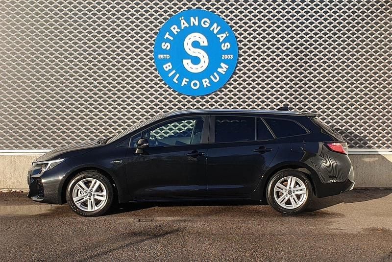 Svart (svartmetallic) Begagnad 2024 Suzuki Swace Kombi | 289 900 kr (Marknadspris) - Bild 1/4