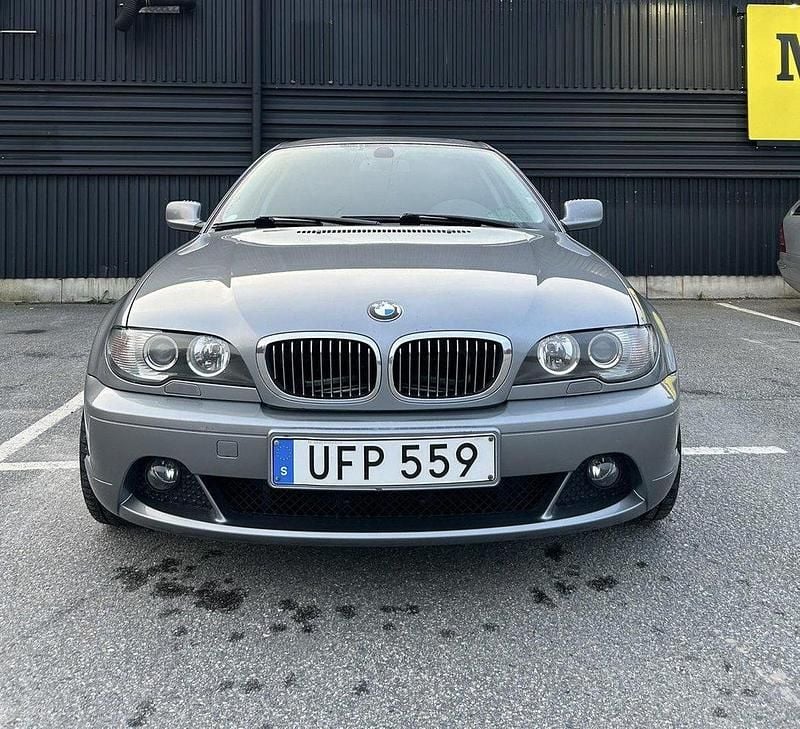 Grå Begagnad 2003 BMW 320 Sportkupé | 62 900 kr (Dyr) - Bild 1/4
