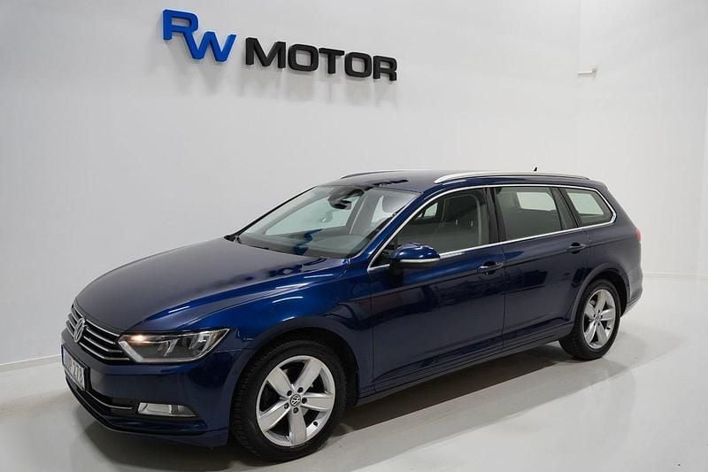 Mörkblå Begagnad 2018 VW Passat Kombi | 167 900 kr (Bra pris) - Bild 1/4
