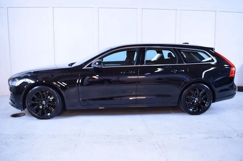 Svart Begagnad 2019 Volvo V90 Momentum Kombi | 189 900 kr (Marknadspris) - Bild 1/4