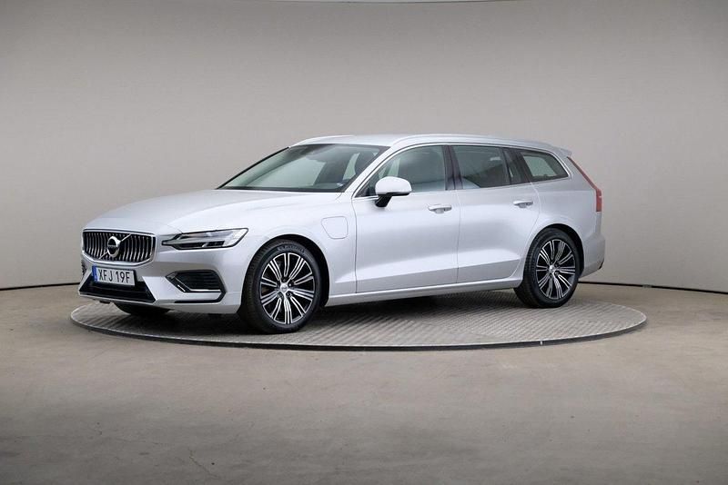 Silver (bright silver (metallic)) Begagnad 2021 Volvo V60 Inscription Kombi | 339 000 kr (Marknadspris) - Bild 1/4