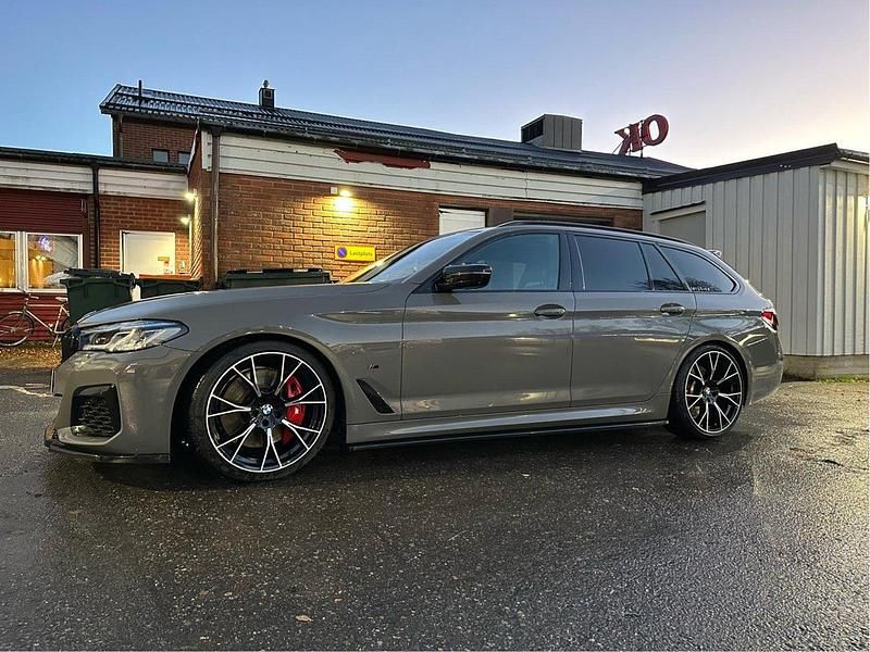 Grå Begagnad 2021 BMW 540 M Sport Kombi | 595 000 kr (Dyr) - Bild 1/4