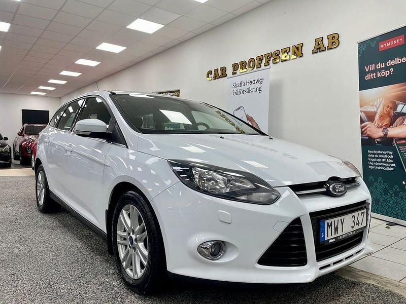 Vit Begagnad 2014 Ford Focus Titanium Kombi | 94 900 kr (Marknadspris) - Bild 1/4