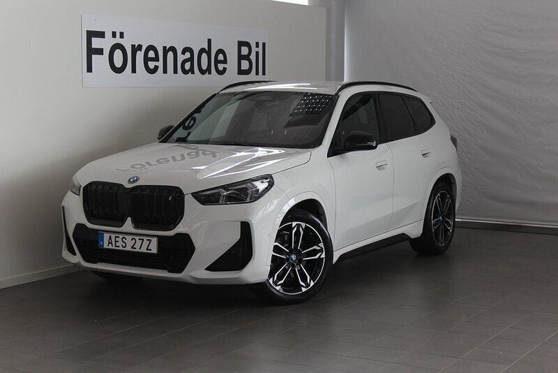 Vit Begagnad 2023 BMW iX1 M Sport SUV | 439 000 kr (Marknadspris) - Bild 1/4