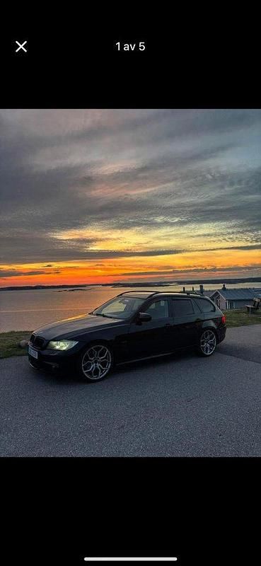 Svart Begagnad 2010 BMW 320 Comfort Edition Kombi | 75 000 kr (Marknadspris) - Bild 1/4
