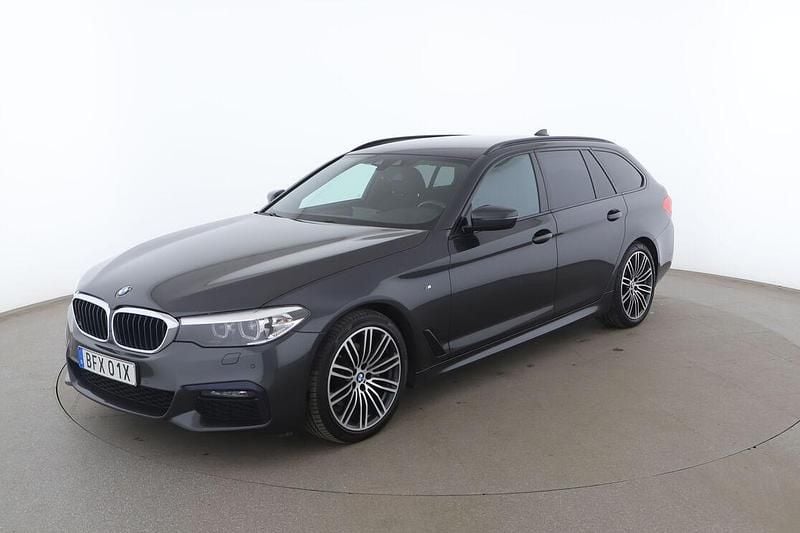 Grå Begagnad 2020 BMW 520 M Sport Kombi | 295 000 kr - Bild 1/4