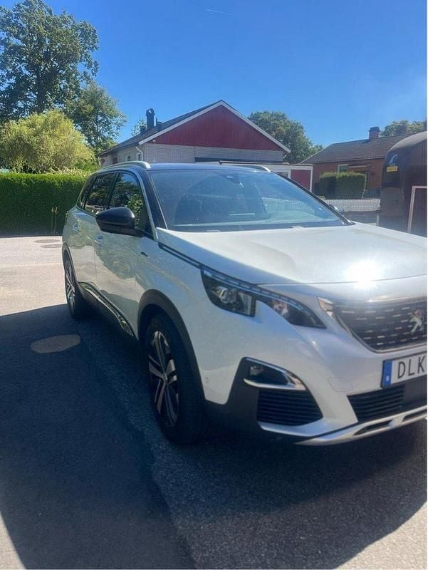Vit Begagnad 2019 Peugeot 5008 GT-line Minibuss | 230 000 kr (Marknadspris) - Bild 1/4