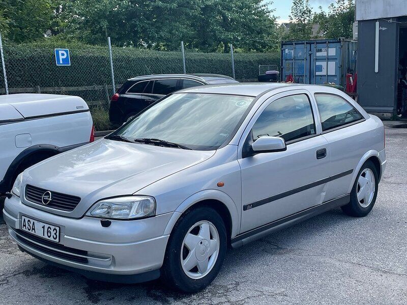 Ljusgrå Begagnad 1998 Opel Astra Eco Halvkombi | 19 900 kr (Dyr) - Bild 1/4