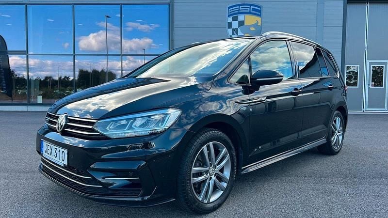 Svart Begagnad 2018 VW Touran R-line Minibuss | 234 900 kr (Marknadspris) - Bild 1/4