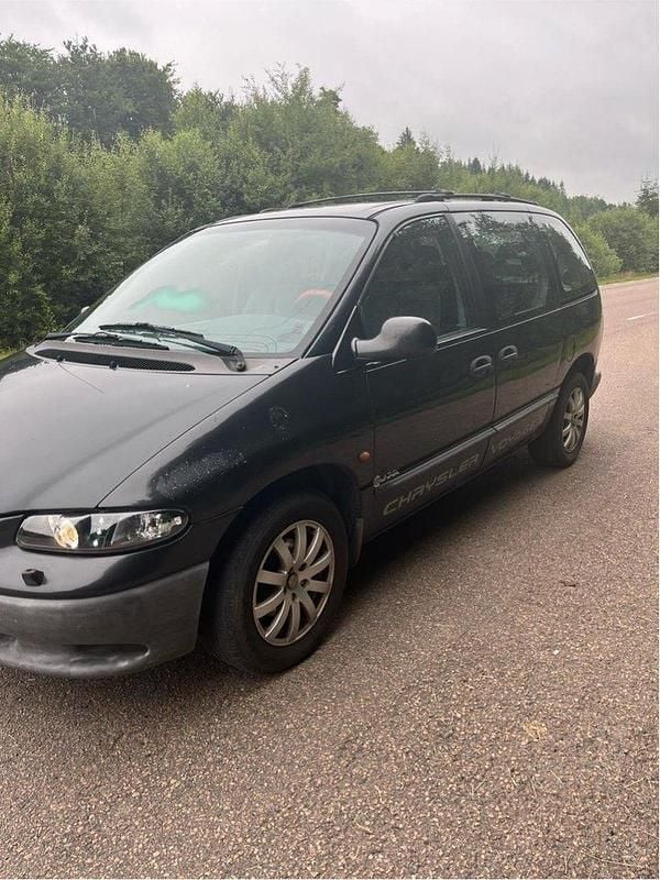 Grå Begagnad 2000 Chrysler Voyager Minibuss | 18 900 kr - Bild 1/4
