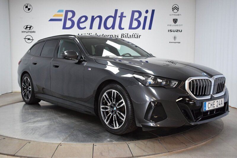 Grå Begagnad 2024 BMW i5 M Sport Sedan | 669 500 kr - Bild 1/3