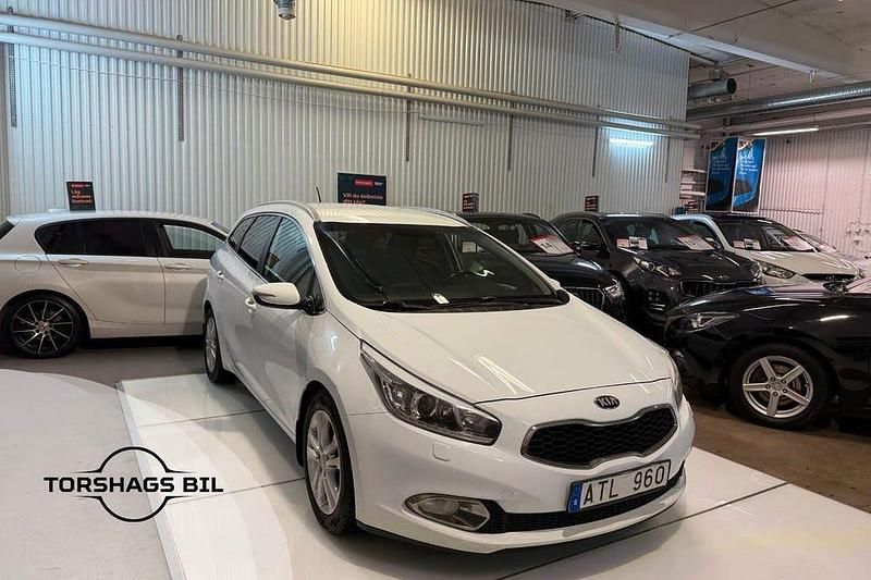 Vit Begagnad 2013 Kia Ceed Sportswagon EX Kombi | 64 900 kr (Marknadspris) - Bild 1/3