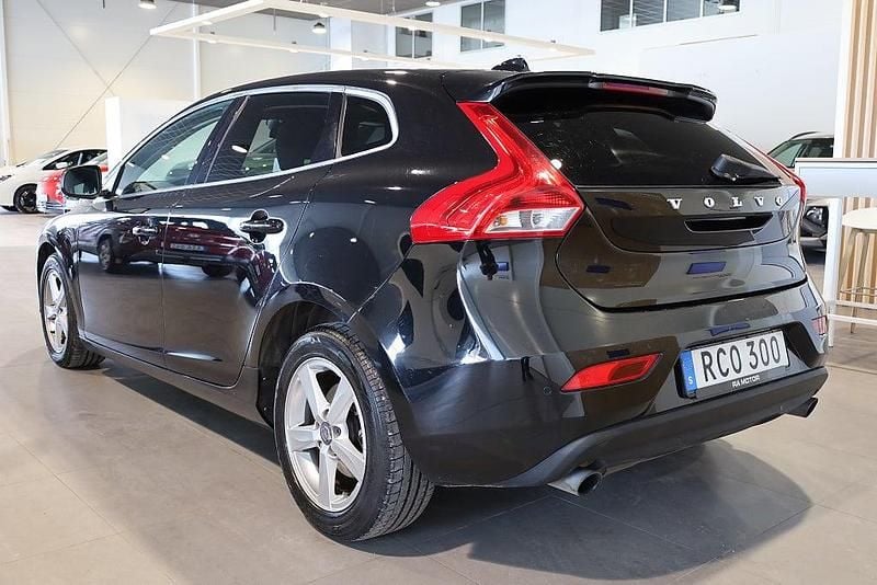 Begagnad Volvo V40 Momentum 152 HK (111 kW) 2015 Svart Halvkombi