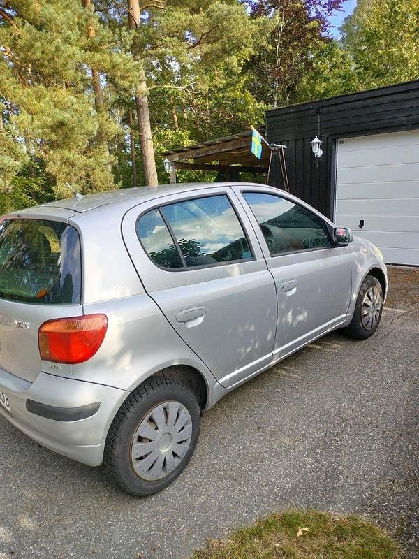 Silver Begagnad 2003 Toyota Yaris Halvkombi | 22 000 kr (Marknadspris) - Bild 1/4