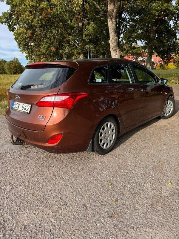 Brun Begagnad 2013 Hyundai i30 Select Kombi | 59 000 kr (Marknadspris) - Bild 1/4