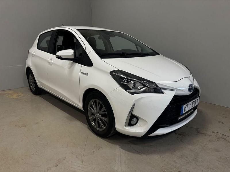 Vit Begagnad 2018 Toyota Yaris Hybrid Active Halvkombi | 109 800 kr (Marknadspris) - Bild 1/4
