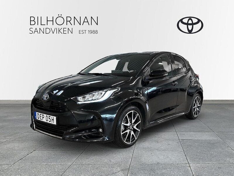 Svart Begagnad 2022 Toyota Yaris Hybrid Style Halvkombi | 239 900 kr (Marknadspris) - Bild 1/3