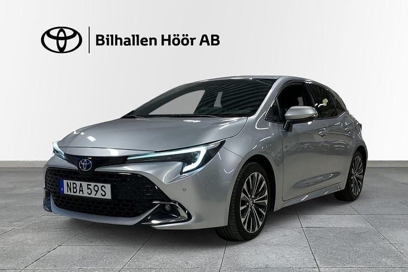 Silver Begagnad 2024 Toyota Corolla Hybrid Style Halvkombi | 299 900 kr (Lite dyr) - Bild 1/3