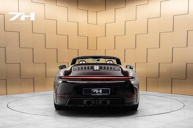 Begagnad Porsche 911 541 HK (397 kW) 2025 Svart Cab