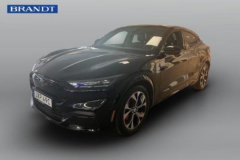 Svart Begagnad 2021 Ford Mustang Mach-E SUV | 379 900 kr (Marknadspris) - Bild 1/4