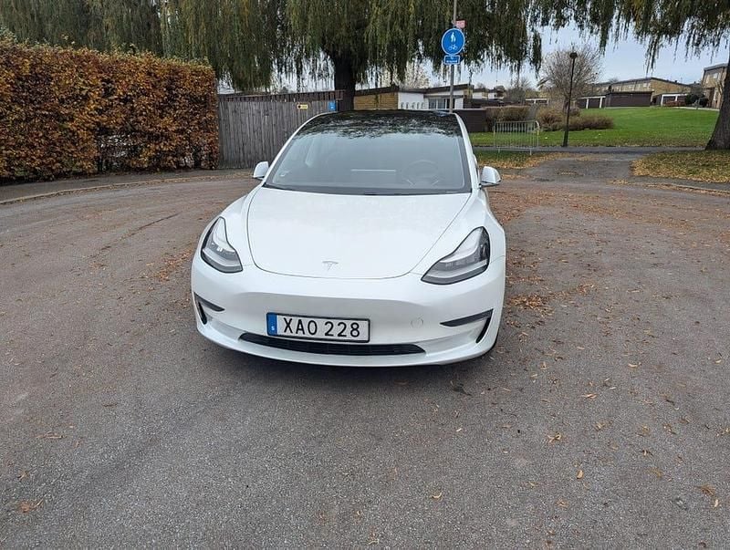 Begagnad 2019 Tesla Model 3 Long Range AWD Sedan | 219 000 kr (Marknadspris) - Bild 1/4