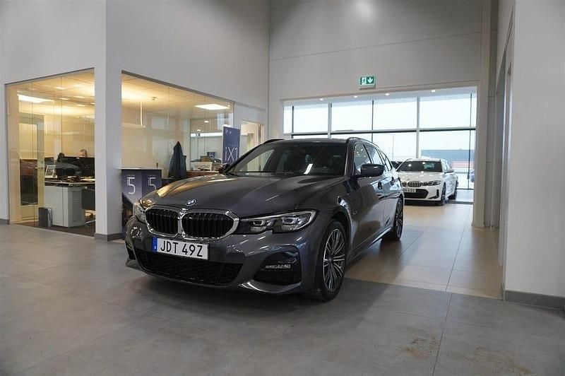 Gråmetallic Begagnad 2022 BMW 330 M Sport Kombi | 344 800 kr (Marknadspris) - Bild 1/4