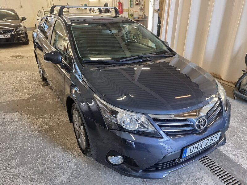 Mörkblå Begagnad 2014 Toyota Avensis Kombi | 109 000 kr (Superpris) - Bild 1/4