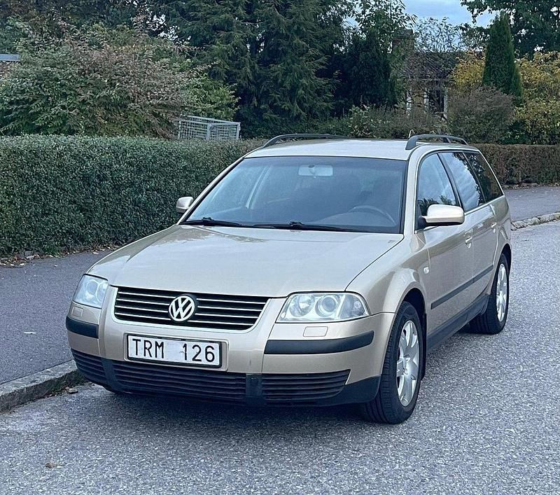 Brun Begagnad 2003 VW Passat Trendline Kombi | 22 500 kr (Marknadspris) - Bild 1/4