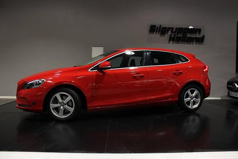 Röd Begagnad 2012 Volvo V40 Momentum Halvkombi | 129 900 kr (Marknadspris) - Bild 1/4