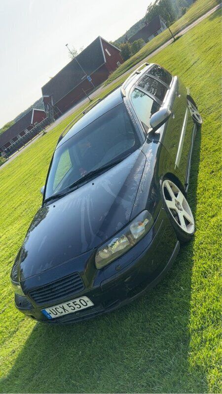 Grå Begagnad 2004 Volvo V70 Kombi | 16 000 kr (Dyr) - Bild 1/4