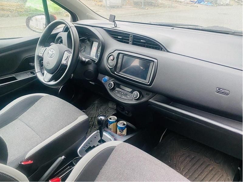 Röd Begagnad 2019 Toyota Yaris Hybrid Halvkombi | 145 000 kr - Bild 1/4