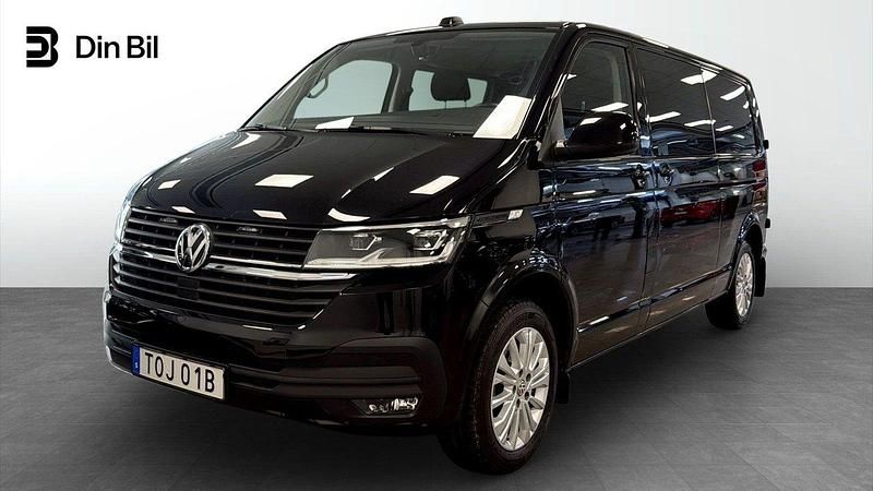 Svart (deep black pärleffekt) Begagnad 2023 VW T6.1 Van | 539 900 kr (Dyr) - Bild 1/4