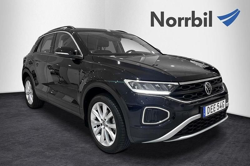 Svart Begagnad 2022 VW T-Roc Life SUV | 289 900 kr (Marknadspris) - Bild 1/4