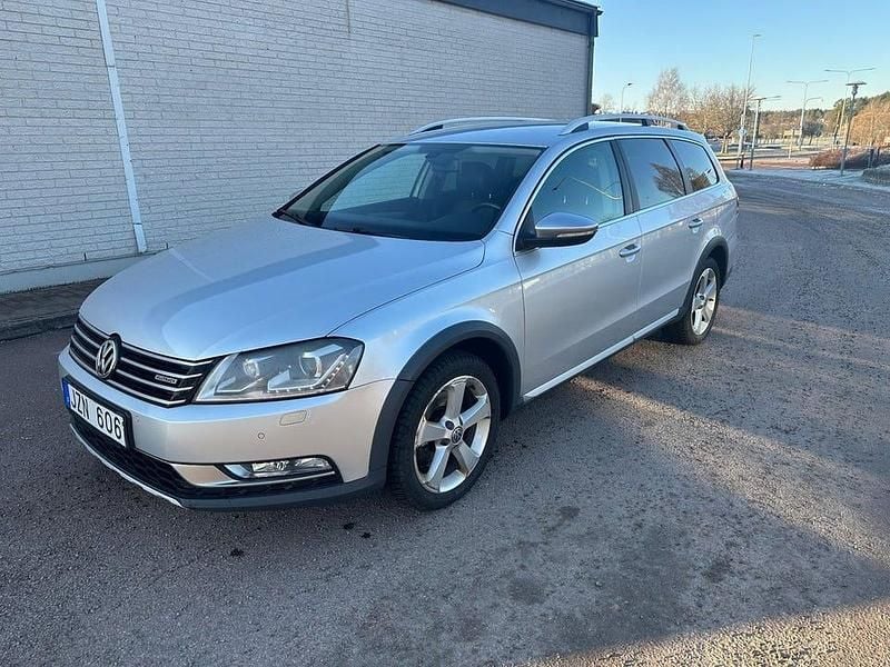 Silvermetallic Begagnad 2014 VW Passat Alltrack Kombi | 99 000 kr (Marknadspris) - Bild 1/4