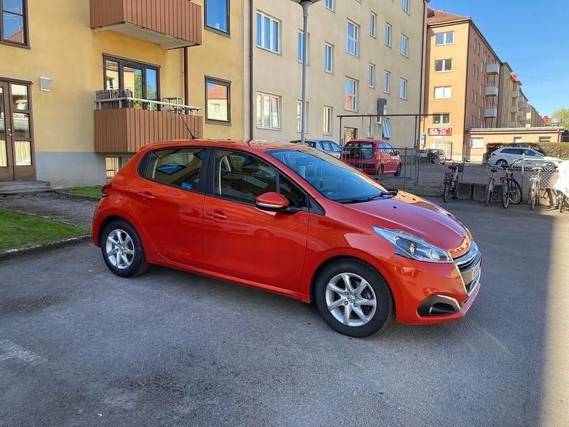 Orangeröd Begagnad 2018 Peugeot 208 Halvkombi | 77 500 kr (Bra pris) - Bild 1/4