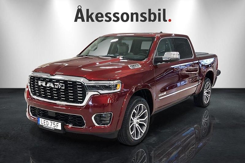 Röd Ny 2025 RAM 1500 Pickup | 1 361 250 kr (Marknadspris) - Bild 1/4