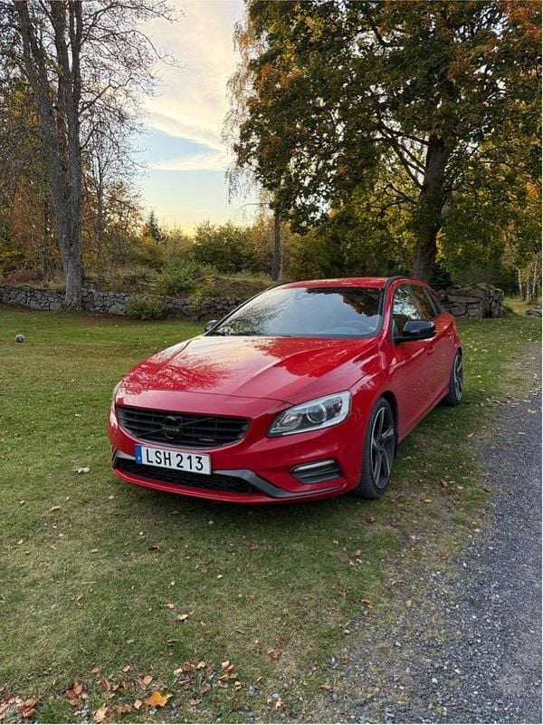 Röd Begagnad 2015 Volvo V60 R-Design Kombi | 120 000 kr (Marknadspris) - Bild 1/4
