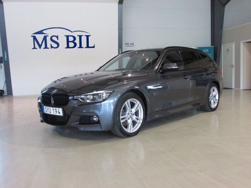 Grå Begagnad 2018 BMW 320 M Sport Kombi | 239 902 kr (Lite dyr) - Bild 1/4