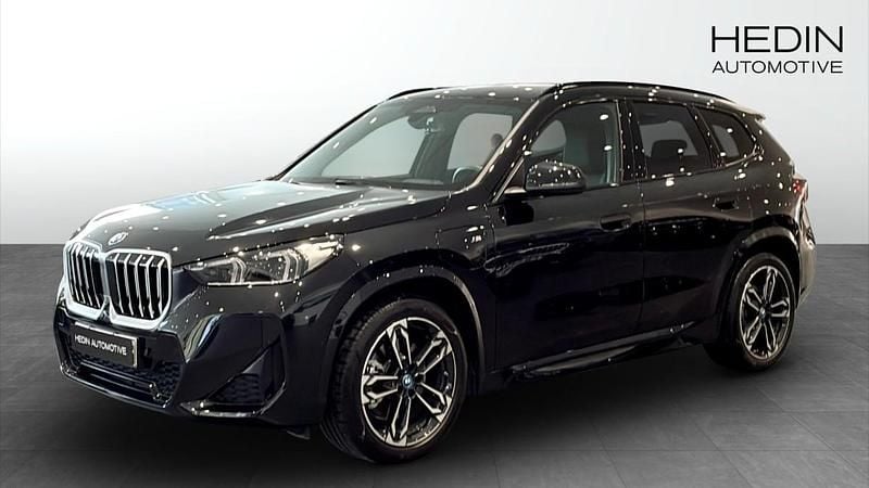 Svart (black) Begagnad 2025 BMW X1 M Sport SUV | 584 700 kr (Dyr) - Bild 1/4