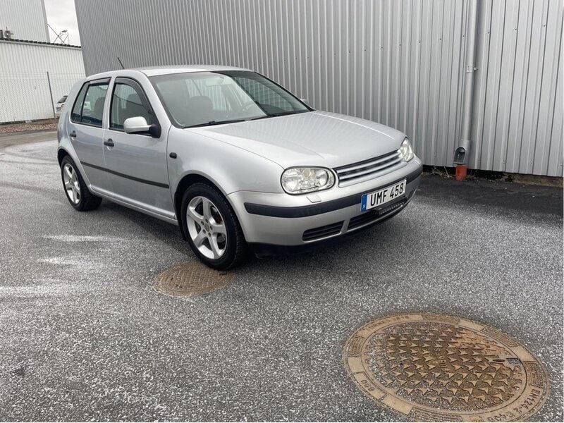 Silver Begagnad 2004 VW Golf IV Ocean Halvkombi | 28 000 kr (Marknadspris) - Bild 1/4