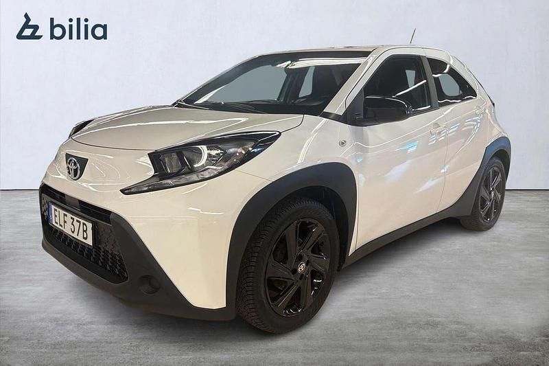 Vit Begagnad 2022 Toyota Aygo Play Halvkombi | 149 900 kr (Marknadspris) - Bild 1/3