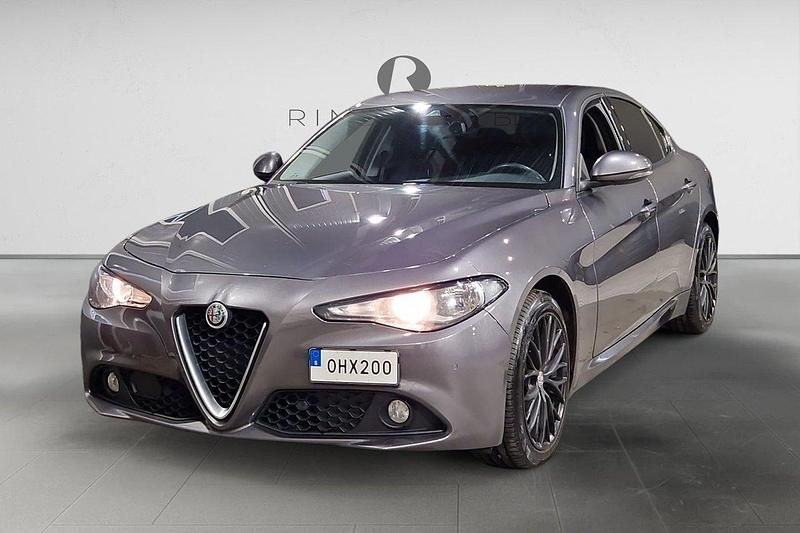 Grå Begagnad 2016 Alfa Romeo Giulia Sedan | 149 900 kr (Marknadspris) - Bild 1/3