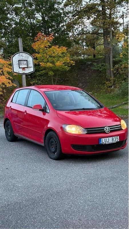Röd Begagnad 2012 VW Golf VII Halvkombi | 64 900 kr (Superpris) - Bild 1/4