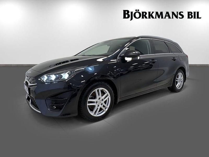 /1k/ pearl black Begagnad 2021 Kia Ceed Advance Halvkombi | 234 400 kr (Marknadspris) - Bild 1/4