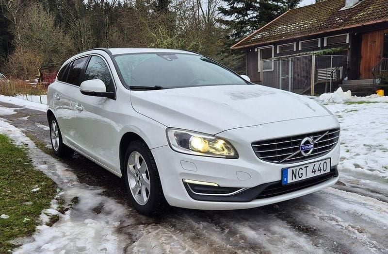 Begagnad 2017 Volvo V60 Business Edition Kombi | 155 000 kr (Marknadspris) - Bild 1/4